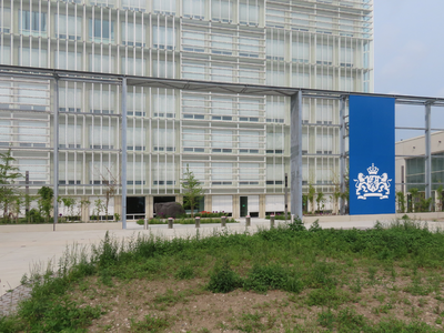 915004 Gezicht op de voorhof met de hoofdingang van het nieuwe complex van het Rijksinstituut voor Volksgezondheid en ...